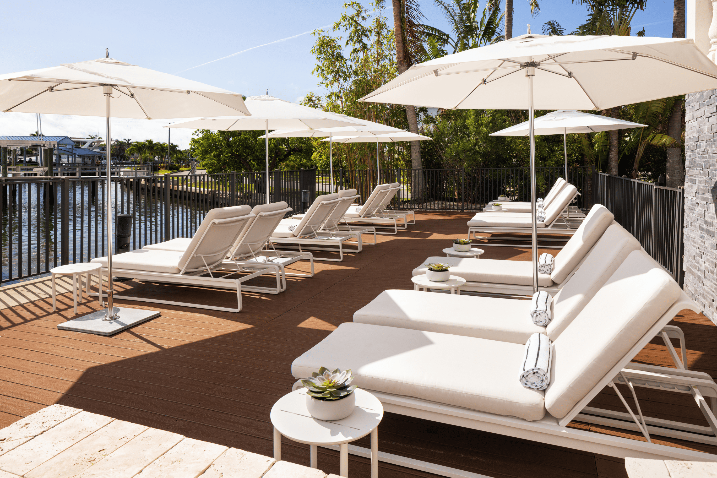 【PEDRO】一部未開封／SENTIMENTAL POOLSIDE TOUR Ultimate Beach Villa Pool, Games & Pedal Boats L12, Tamiami